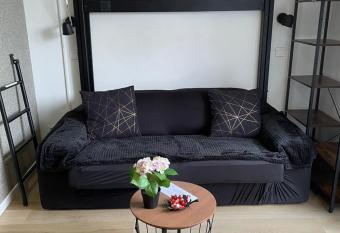 Le Petit Colombes has Balcony rooms