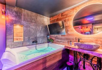 Love Room and Luxe sous les colombages d Alsace has rooms with a private hot tub
