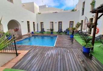 Luxury con Piscina y Parking Centro allows 18 year olds to book a room