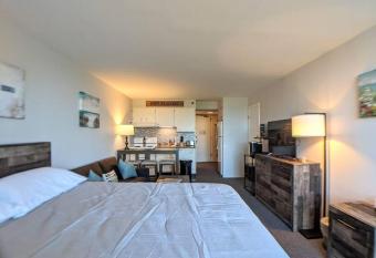 Cute Cedar Lodge Studio with Balcony & Lake Views! has Balcony rooms