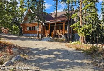 Moose Mtn Lodge/Luxury Cabin/Hot Tub/Fireplace has rooms with a private hot tub