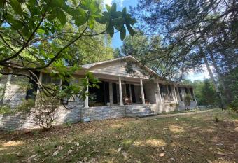 Whole House in Athens, Private, Fenced, Convenient, Close to Downtown allows 18 year olds to book a room