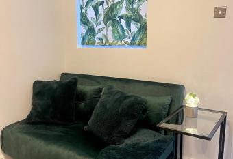 Zen Garden Hideaway. Close to Harry Potter&trains. allows 18 year olds to book a room