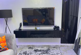 Modern 1bedroom Duplex allows 18 year olds to book a room