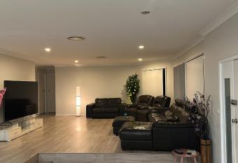 Luxurious and spacious home in taree has rooms with a private hot tub