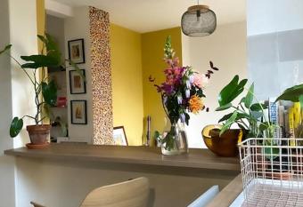 Colorful & cozy flat - 10 min walk from Paris allows 18 year olds to book a room