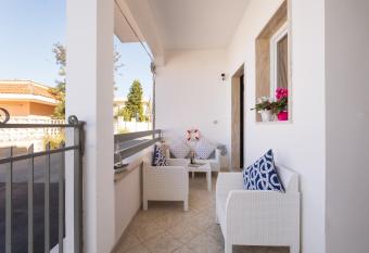 Hoana Luxury Sea View has Smoking/Balcony rooms