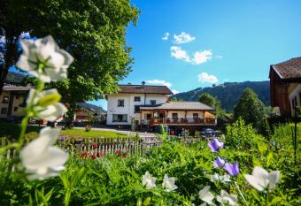 Kia Ora Hotel Restaurant has Balcony rooms