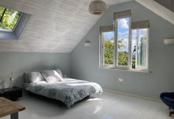 Bright, airy Annex in village with stunning views has Balcony rooms