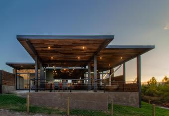 Steenbok farm cottages Kingfisher Cottage has rooms with a private hot tub