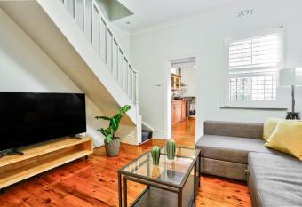 Vibrant House at the Center of Chippendale 2 E-Bikes Included has rooms with a private hot tub