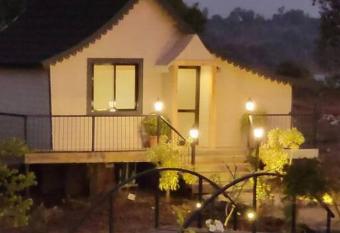 Sam s Country Ranch - Lake House with private Jacuzzi at Igatpuri has rooms with a private hot tub