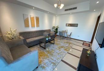 Nearest to the Airport l Beautiful 1 BR Apt has rooms with a private hot tub