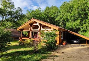Le chalet Roy has Balcony rooms