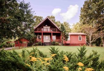 Brimstone Getaway w/Mountain View   s has rooms with a private hot tub