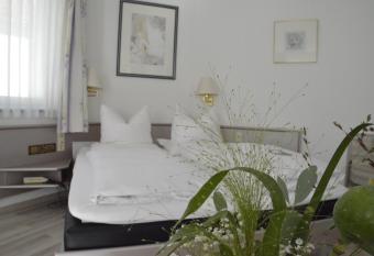 Boardinghaus zu Coburg allows 18 year olds to book a room