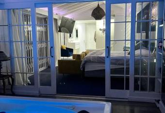 Apartment on 32 has rooms with a private hot tub