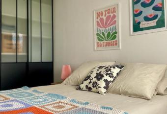 Le Cocon Art D  co has rooms with a private hot tub