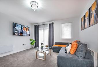 2 Bedroom Luxury flat Reading has rooms with a private hot tub