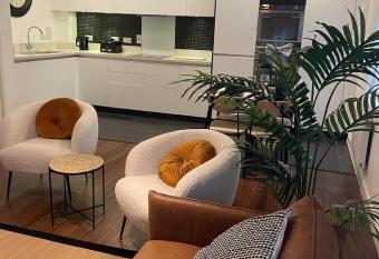 Superior Cambridge 2 Bed Apartment inc King Bed has Balcony rooms