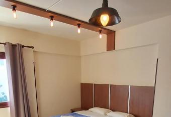 Lakis Court has Balcony rooms