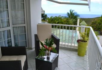 Appartement d une chambre avec vue sur la mer piscine privee et jardin clos a Deshaies a 2 km de la plage has Balcony rooms