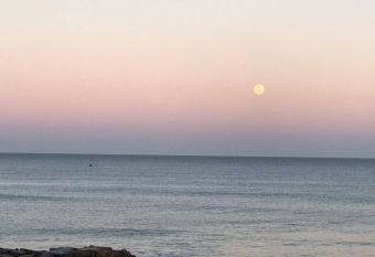 A pasos del Mar   preparada para todo el a  o! allows 18 year olds to book a room