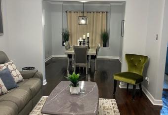 Seminole Cove 8 minutes to downtown Detroit has Balcony rooms