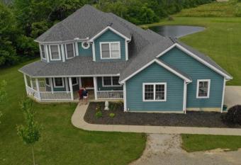 Beautiful Blue Dollhouse has rooms with a private hot tub