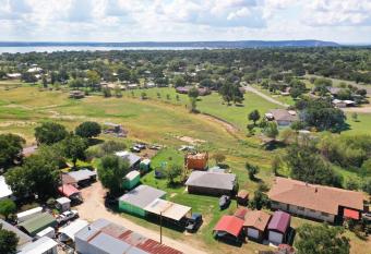 Rustic Lakehouse w 2 Story Outdoor Bar + Fire Pit allows 18 year olds to book a room