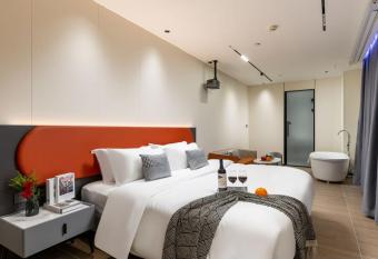 Shijia Luo Hotel - Guangzhou Beijing Road Pedestrian Street has rooms with a private hot tub