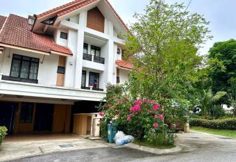 FamilyHaven at Presint 18 by Elitestay [5Rooms] has Balcony rooms