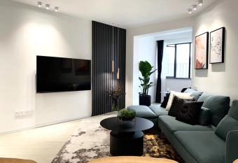 Shanghai Jing an Temple Quality 3 bedrooms Alarming and quiet Commercial area Convenient transportation has rooms with a private hot tub