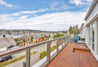 Moderne sentralt hjem has Balcony rooms