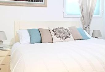 Charming Central Ground Home just off Main ST! has Balcony rooms