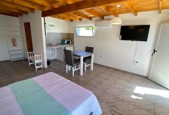 ALOJAMIRAMAR allows 18 year olds to book a room