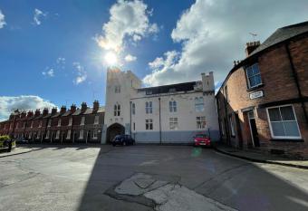 Chester Stays - Best Value Apartment with Free Parking in the heart of Chester allows 18 year olds to book a room