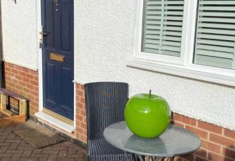 Elegant home near Stratford upon avon has Balcony rooms