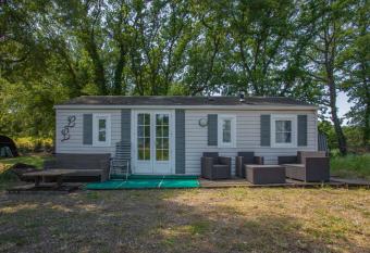 La Garonne has Balcony rooms