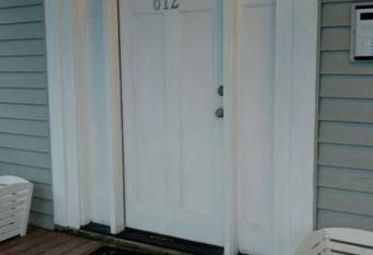 Piano Room Studio with full kitchen and no fees allows 18 year olds to book a room