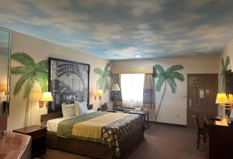 Belleza Inn & Suites Humble / Fm 1960 has rooms with a private hot tub