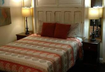 Sunset Studio with Full Kitchen and no fee allows 18 year olds to book a room