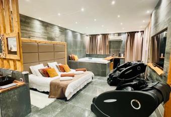 Suite luxe l Infini allows 18 year olds to book a room
