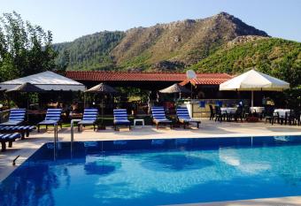 Erol Motel has Smoking rooms