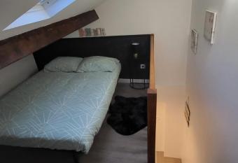 Petite maison has Balcony rooms