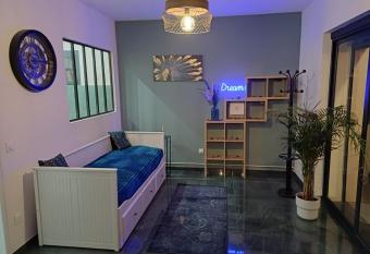 Savundary Elegancia Champigny Sur Marne has Balcony rooms