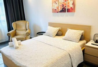 Les Coulisses - Studio Hyper Central allows 18 year olds to book a room