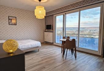 Studio avenue de Champagne has Balcony rooms