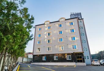 Hotel gongjicheon 2 allows 18 year olds to book a room