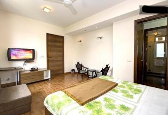 Perch Service Apartment- Sector 40 has rooms with a private hot tub